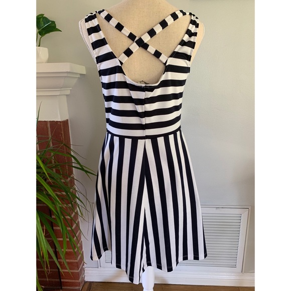 ❌SOLD❌H&M Skater Dress - Picture 3 of 4